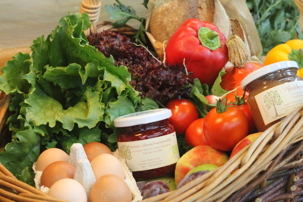 Korb mit Gemüse und Obst